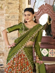Ensemble Lehenga avec imprimé Kalamkari de designer et bordure en dentelle, chemisier brodé avec travail de sequins et dupatta brodée avec travail de sequins - Product Image 5