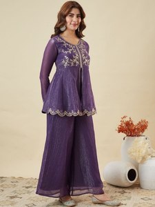 Ensemble Kurti en soie froissée élégant pour les occasions spéciales, avec broderies et dupatta de 2,2 mètres – Collection - Product Image 2