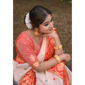 Sari en soie douce blanc et rouge Elite Weaves avec motif floral Zari tissé, robes de soirée Durga Pooja pour occasions festives 650g - Product Image 3