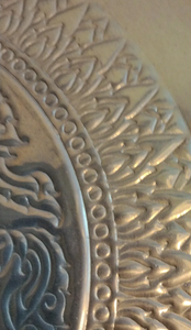 Plateau en laiton artisanal personnalisé, style élégant, bords découpés avec des motifs complexes, motifs classiques, cadeau souvenir de luxe pour hôtel - Product Image 3
