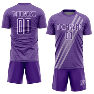 ชุดเสื้อฟุตบอลสีม่วงขาวแบบใหม่ OEM ผ้าโพลีเอสเตอร์ 160 GSM พร้อมกางเกงขาสั้น  รับสกรีนโลโก้ทีมและชื่อหมายเลขผู้เล่นตามสั่ง - Product Image 1
