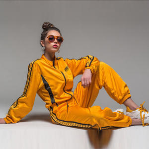 Conjunto Deportivo Corto de Poliéster 100% de Alta Calidad OEM para Mujer, Sudadera con Capucha Corta y Pantalones Deportivos, Conjuntos Deportivos de Poliéster 100% para Mujer - Product Image 4