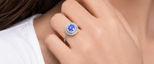 Anillo de compromiso de oro blanco de 18 quilates con diamante azul redondo de fantasía y doble halo, banda pavé de lujo atemporal para aniversario. - Product Image 6