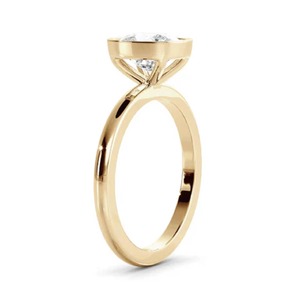 Bague de fiançailles en or jaune massif 14 carats avec diamant de laboratoire taille coussin de 2,50 carats certifié IGI, sertie clos, et alliance de mariage de 2 mm - Product Image 3