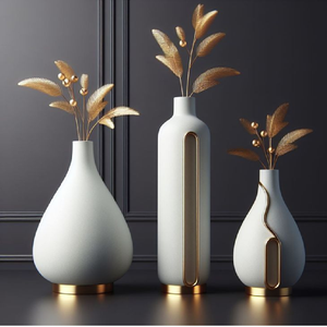 Jarrones minimalistas blancos de cuerpo hueco con revestimiento dorado. Juego de dos artículos elegantes disponibles a precios de mayorista. - Product Image 3