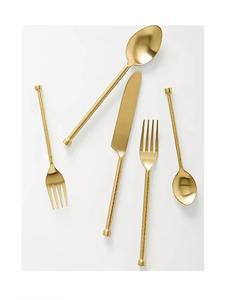 Ensemble de couverts en acier inoxydable aux tons chauds fantastiques, la couleur adoucit l'apparence traditionnelle des couverts en argent standard. - Product Image 2