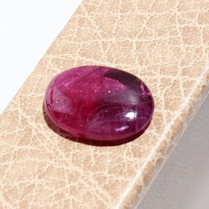 Rubis naturel non chauffé, cabochon ovale de 4,48 carats, pierre précieuse à jeu de couleurs - Product Image 2
