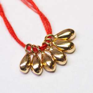 Pendentif goutte d'eau en or jaune massif 18 carats, fin, 3,3 mm x 8,5 mm, breloque en forme de goutte - Product Image 3