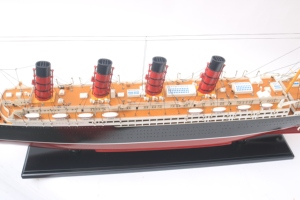 Maquette artisanale du liner RMS Lusitania en bois - Modèle de bateau de croisière britannique de luxe classique pour la décoration de la maison ou du bureau - Product Image 6