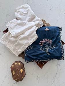 Nuevo lanzamiento de Año Nuevo: Saree de textura crujiente con diseño de detalles hechos a mano, borde festoneado y blusa de diseñador con bordado en contraste. - Product Image 4