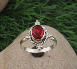 แหวนเงินแท้ 925 ประดับพลอยโกเมนสีแดง ดีไซน์เรียบหรู สำหรับผู้หญิง แหวนแต่งงานคลาสสิก พลอยธรรมชาติ ของขวัญประจำเดือนมกราคม - Product Image 3