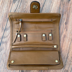 Venta al por mayor de joyas de viaje personalizadas a mano bolsa de almacenamiento organizador para anillo pendiente collar plegable de cuero de vaca rollo de joyería de viaje - Product Image 5