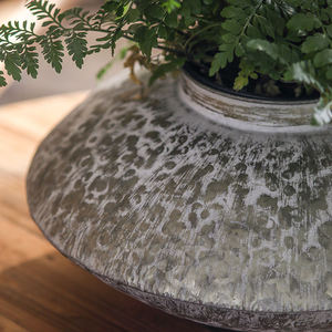 Vase à fleurs vintage en métal style côtier, pot de fleurs rustique texturé, décoration de jardin vieillie, centre de table en fer antique pour ferme - Product Image 2