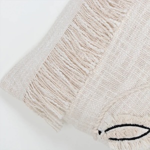 Funda de Cojín con Textura de Hojas Hecha a Mano, Estilo Boho, Color Marfil y Negro con Flecos, Decoración Suave para el Hogar, Precio al por Mayor - Product Image 4
