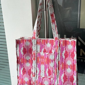 Sac fourre-tout rose tendance en non-tissé à panneaux, fermeture ouverte, sac de shopping, utilisation toutes saisons - Product Image 4