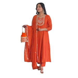 Conjunto de Kurta Recta Bordada en Seda Vichitra Naranja para Mujer con Pantalón de Rayón y Dupatta Bordada en Seda Vichitra - Product Image 1