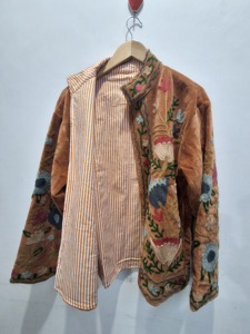 เสื้อแจ็คเก็ตกำมะหยี่ซูซานีแบบสั้น ราคาโรงงาน เป็นมิตรกับสิ่งแวดล้อม กระดุมวินเทจ เสื้อโค้ทฤดูหนาวสไตล์ชาติพันธุ์ เสื้อแจ็คเก็ตบอมเบอร์ฤดูใบไม้ผลิ ปักมือด้วยผ้าฝ้าย - Product Image 3