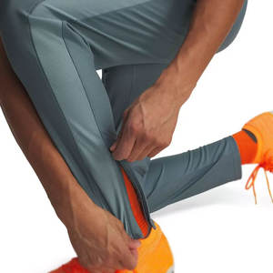 Chándal ligero y cómodo diseñado para deportes, ejercicio, correr, entrenamiento y un estilo de vida activo diario. - Product Image 3