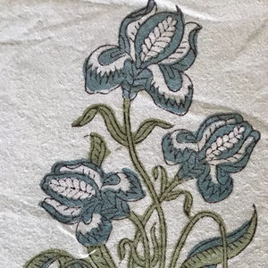 Tela de algodón estampada a mano – Motivo de jarrón floral |   Azul Turquesa y Verde Oliva sobre Base Blanca - Product Image 5