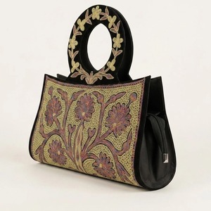 Bolso de mano con bordado Sozni de Cachemira, gamuza negra con asa de anillo con trabajo de Tilla en oro y marfil - Product Image 3