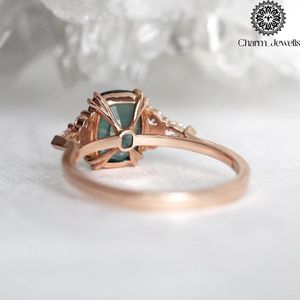 Bague de fiançailles classique pour femme en or rose plaqué or 18 carats avec moissanite taille coussin et sertissage à griffes - Product Image 2