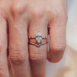 Élégante bague en moissanite marquise 1,44 TC, bague de fiançailles en or jaune massif 14 carats avec accents flottants - Product Image 4