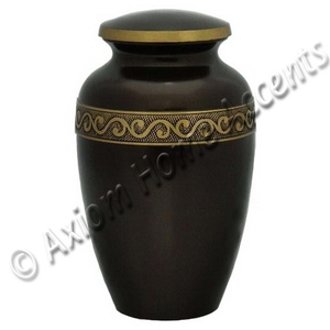 Urna Funeraria de Latón Estilo Americano con Banda Plateada Grabada a Mano para Cenizas Humanas Adultas por Axiom Home Accents - Product Image 2