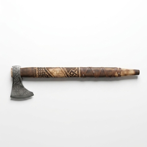 Hache artisanale en acier au carbone avec gravure de runes nordiques, manche en bois d'acajou gravé, enveloppe en cuir – Fournisseur en gros - Product Image 6