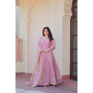 Robe Salwar Kameez en soie rose multi-brodée de sequins pour mariages, taille M - Product Image 1