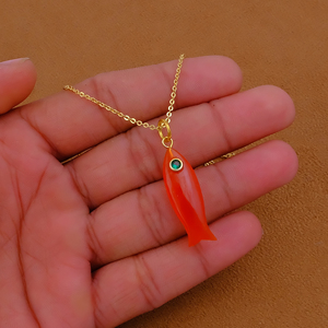 Collier tendance avec pendentif poisson en cornaline sculpté à la main, chaîne à maillons en laiton plaqué or, cadeau de fête - Product Image 1