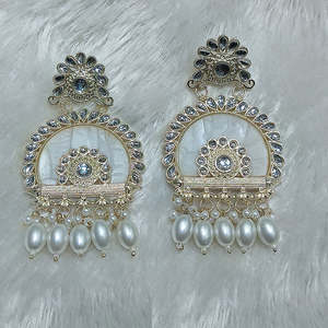 ต่างหูห้อยชุบทองดีไซน์เนอร์พร้อมงาน Kundan แบบดั้งเดิมและลูกปัดเครื่องประดับสำหรับงานแต่งงานและงานหมั้น - Product Image 1