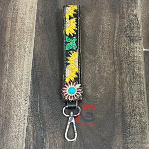 Nouveau porte-clés en cuir de vachette véritable de style occidental, fait main, avec motif floral et fermoir métallique, pour femmes - Product Image 1