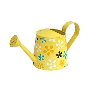 Arrosoir en métal jaune avec motif floral pour l'entretien des plantes d'intérieur et d'extérieur, finition peinte durable. - Product Image 1