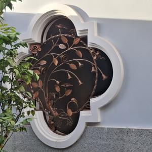 Cadre de fenêtre décoratif en fer forgé poli de style français moderne pour la conception extérieure des villas et appartements par EURO IRON - Product Image 4