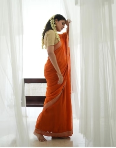 Sari Tradicional KV Deepa Naranja de Seda, Algodón y Viscosa Tejida con Blusa Sin Coser para Fiesta - Product Image 3