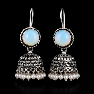 Pendientes Jhumka de Perlas de Vidrio Ópalo Blanco Hechos a Mano, Plata Oxidada, Joyería Tradicional Boho, Proveedor Mayorista - Product Image 4
