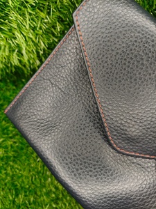 กระเป๋าสตางค์หนังวัวลายเรียบพรีเมียมสำหรับผู้ชาย ดีไซน์แบบพับสองตอนเรียบง่าย พร้อมการเย็บด้ายสีแดงที่ทนทานและกระดุมแป๊ก - Product Image 6