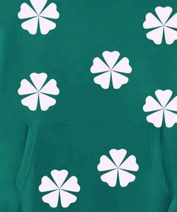 เสื้อฮู้ดสีเขียวแบบกำหนดเอง พิมพ์ลายโคลเวอร์สีขาว ทรงปกติ ใส่ได้ทั้งชายและหญิง สวมใส่สบายๆ ในฤดูใบไม้ผลิ ผลิตจากผ้าฝ้ายถัก - Product Image 3