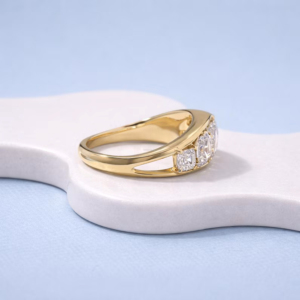 Anillo de Diamantes Cultivados en Laboratorio con Corte Pera Ovalado y Asscher en Oro Amarillo, Elegante Anillo de Compromiso de Tres Piedras, Regalo Nupcial de Lujo para Mujer - Product Image 4