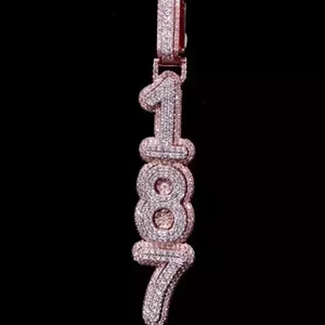 Colgante Vertical Personalizado con Número, Estilo Hip Hop, Joyería Brillante, Moissanita VVS, Chapado en Oro, Letras Personalizadas - Product Image 1