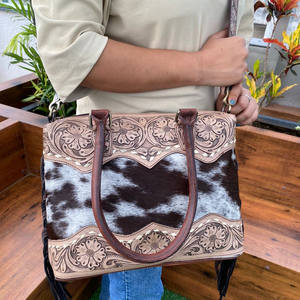 Beau sac fourre-tout en cuir sculpté usiné à la main sac à main en fourrure de vachette élégant sac en cuir multi-usage pour les femmes - Product Image 3