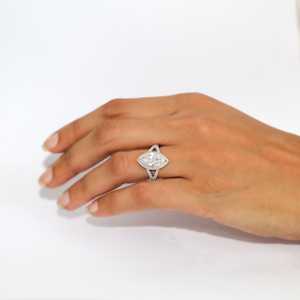 Bague solitaire de luxe en or 18 carats avec diamant de laboratoire marquise certifié IGI de 3,00 carats, clarté E VVS, à double sangle, cadeau de fiançailles pour femme - Product Image 2