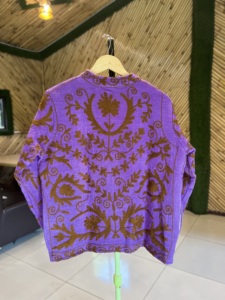 Blouson bomber brodé à la main unisexe |   Coton tricoté brodé de fleurs violettes pour l'automne/hiver |   Écologique Bohème Ethnique - Product Image 5