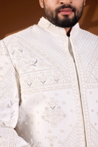 Chaqueta Sherwani Monocromática Color Marfil Real con Diseño Divino, Panel Geométrico en Forma de V, Adorno Floral 3D con Cuentas Codificadas - Product Image 6