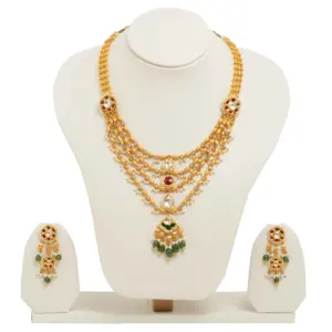 Collier de mariée multicouche avec cinq chaînes superposées, accents de pierres rubis et émeraudes, et boucles d'oreilles pendantes assorties - Product Image 3
