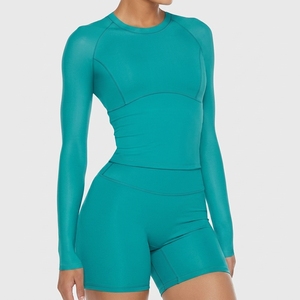 Conjunto de Yoga para Mujer, Sin Costuras, Cintura Alta, Levanta Glúteos, Transpirable, Elástico en Cuatro Direcciones, Top de Manga Corta y Pantalones con Logotipo Frontal - Product Image 3