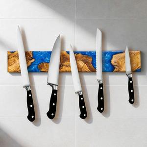 Porte-couteaux magnétique élégant en résine époxy fait main, support mural en bois pour rangement de couteaux de cuisine - Product Image 5