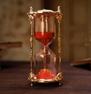 Magnifique Sablier Doré de Designer avec Détails en Cristal et Sable Rouge pour Cadeau de Pendaison de Crémaillère et Décoration Intérieure Minimaliste - Product Image 1