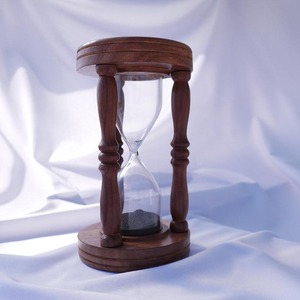 Horloge à sable décorative en bois, idéale pour la méditation, le yoga, la relaxation et la décoration d'étagère, provenant d'Inde. - Product Image 1