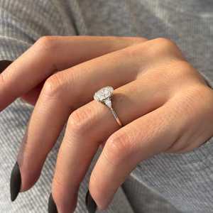 Anillo de Tres Piedras con Diamantes Cultivados en Laboratorio de 1.5 Quilates, Corte Oval y en Forma de Pera, Oro Blanco de 14k, Certificado IGI - Product Image 6